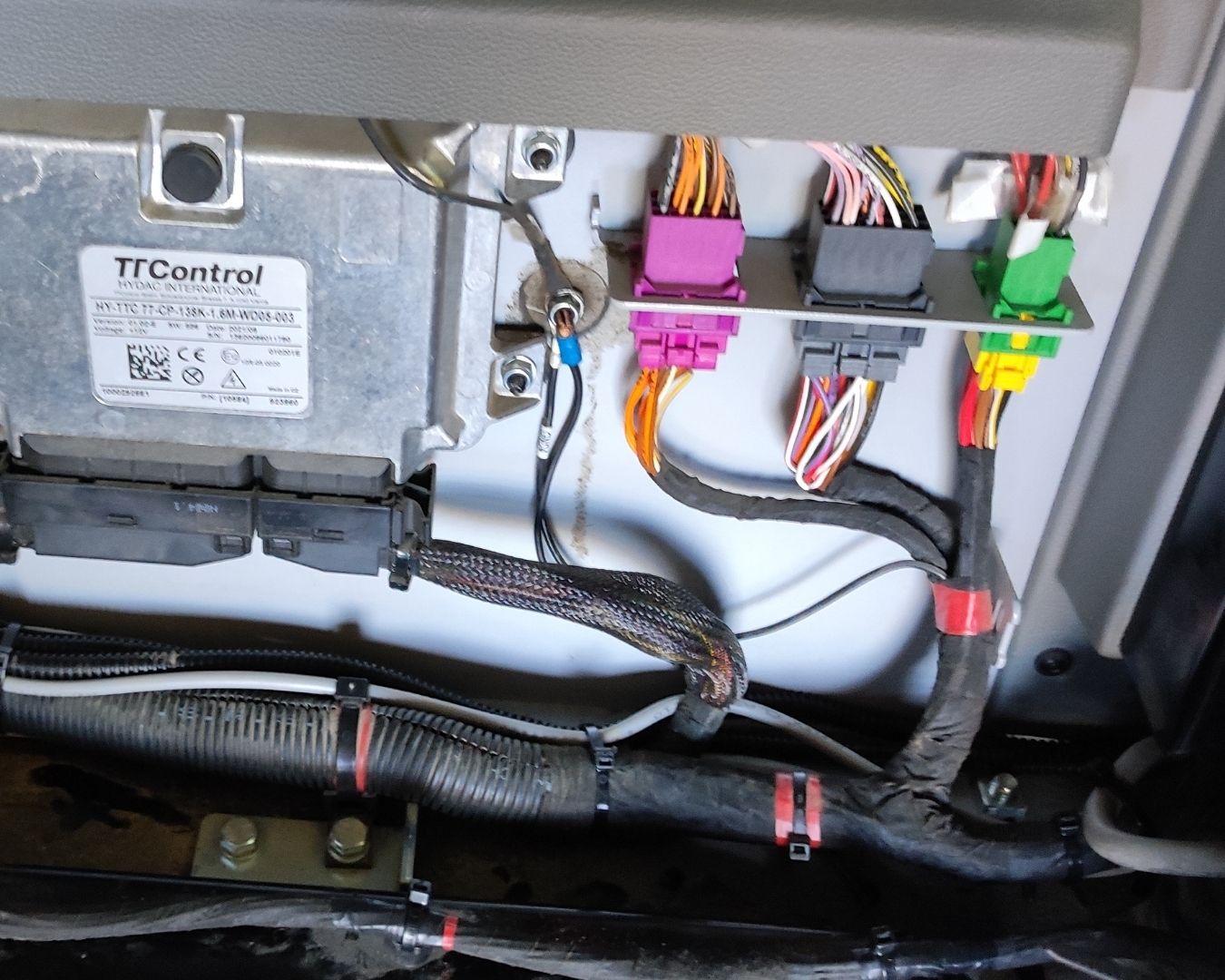 Kabelkonfektion, Spezialanfertigungen, Tiltrotatoren, Hydraulik, Steuerungssysteme Kabelkonfektion, Spezialanfertigungen, Tiltrotatoren, Hydraulik, Steuerungssysteme